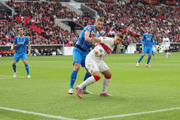 05 10 2025, xrekx, Fußball 1 Bundesliga, VfB Stuttgart 1 FC Heidenheim v l Patrick Mainka 1 FC Heidenheim 1846 Ermedin Demirovic VfB Stuttgart Handspiel DFL DFB REGULATIONS PROHIBIT ANY USE OF PHOTOGRAPHS as IMAGE SEQUENCES and or QUASI VIDEO Stuttgart