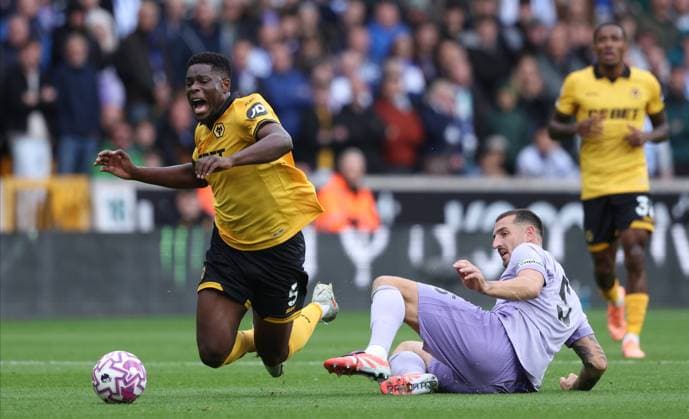 Wolverhampton Wanderers v Brighton & Hove Albion - Premier League Marshall Munetsi of Wolverhampton Wanderers and Lewis Dunk of Brighton and Hove Albion challenge during the Premier League match between Wolverhampton Wanderers and Brighton & Hove Albion at Molineux on October 5, 2025 in Wolverhampton, England. Wolverhampton Molineux England United Kingdom Copyright: xNealxSimpson Sportsphoto APLx 14137324