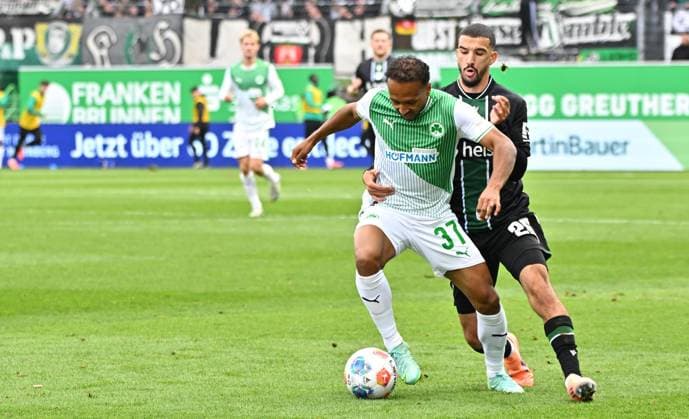 05 10 2025 Soccer Season 2025 2026 2 Soccer Bundesliga 08 Matchday SpVgg Greuther Fürth Kleeblatt Hannover 96 H96 Sportfoto Zink MeZi xmexzix DFL regulations prohibit any use of photographs as image sequences and or quasi video only for editorial use Julian Green 37, SpVgg Greuther Fürth Waniss Taibi 26, Hannover 96 H96, right