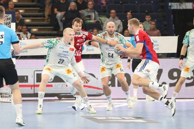05 10 2025, xgox, Handball Daikin HBL, Handball Sport Verein Hamburg SC Magdeburg emspor, v l Magnus Saugstrup Magdeburg, 23 , Andreas Magaard Hamburg, 4 , Oscar Bergendahl Magdeburg, 54 duel, duel, fight, tackle Hamburg