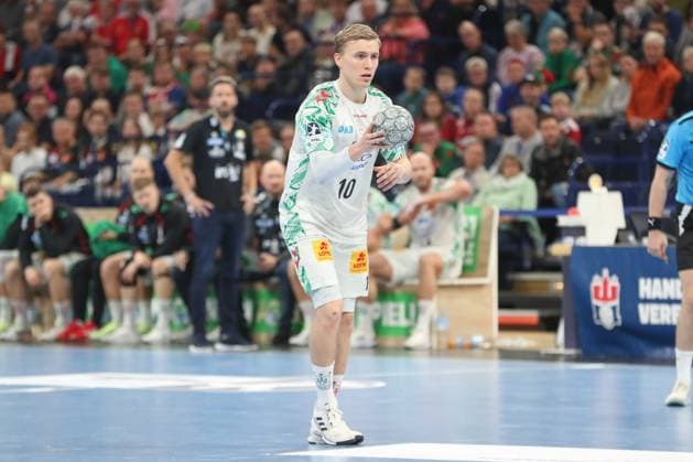 05 10 2025, xgox, Handball Daikin HBL, Handball Sport Verein Hamburg SC Magdeburg emspor, v l Gisli Thorgeir Kristjansson Magdeburg, 10 am Ball, plays the ball Hamburg