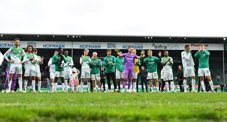05 10 2025 Soccer Season 2025 2026 2 Soccer Bundesliga 08 Matchday SpVgg Greuther Fürth Kleeblatt Hannover 96 H96 Sportfoto Zink xwoxzix DFL regulations prohibit any use of photographs as image sequences and or quasi video only for editorial use Mannschaft Team Fürth nach Spielende