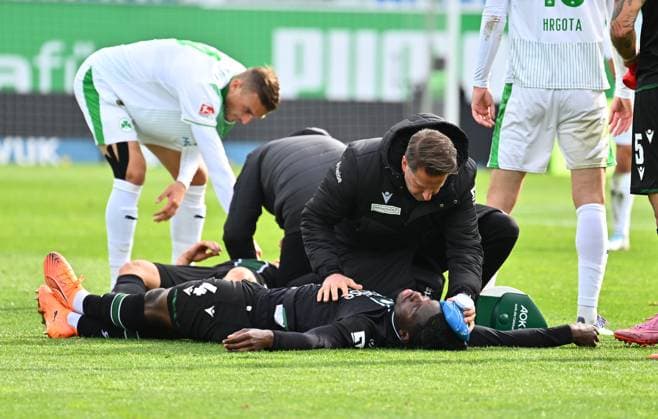 05 10 2025 Soccer Season 2025 2026 2 Soccer Bundesliga 08 Matchday SpVgg Greuther Fürth Kleeblatt Hannover 96 H96 Sportfoto Zink xwoxzix DFL regulations prohibit any use of photographs as image sequences and or quasi video only for editorial use Hendry Blank 4, Hannover 96 H96 battered on the ground