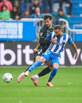 October 5, 2025, Vitoria, Alava, SPAIN: Victor Chust of Elche CF competes for the ball with Abde Rebbach of Deportivo Alaves during the LaLiga EA Sports match between Deportivo Alaves and Elche CF at Mendizorrotza on October 5, 2025, in Vitoria, Spain. Vitoria SPAIN - ZUMAa181 20251005_zaa_a181_057 Copyright: xRicardoxLarreinax