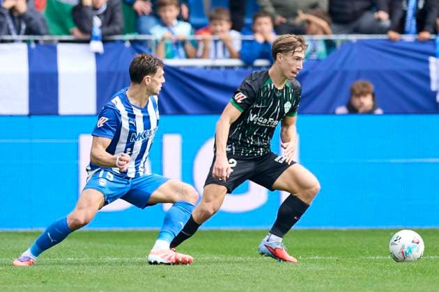 October 5, 2025, Vitoria, Alava, SPAIN: Lucas Boye of Deportivo Alaves competes for the ball with David Affengruber of Elche CF during the LaLiga EA Sports match between Deportivo Alaves and Elche CF at Mendizorrotza on October 5, 2025, in Vitoria, Spain. Vitoria SPAIN - ZUMAa181 20251005_zaa_a181_060 Copyright: xRicardoxLarreinax