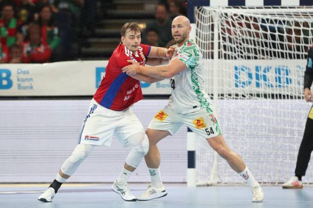 05 10 2025, xtgx, Handball Sport Verein SC Magdeburg v l Andreas Magaard Hamburg, 4 , Oscar Bergendahl Magdeburg, 54 duel, duel, fight, tackle Hamburg
