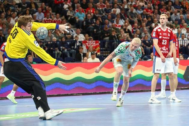 05 10 2025, xtgx, Handball Sport Verein SC Magdeburg v l Robin Paulsen Haug Hamburg, 16 , Magnus Saugstrup Magdeburg, 23 Parade, holds the ball, catches the ball, parries Hamburg