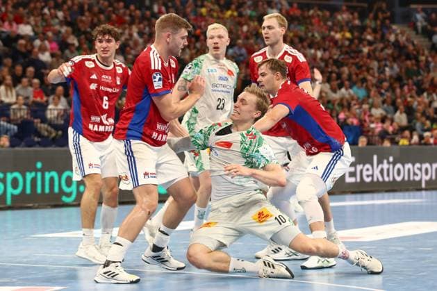 05 10 2025, xtgx, Handball Sport Verein SC Magdeburg v l Oliver Norlyk Hamburg, 5 , Gisli Thorgeir Kristjansson Magdeburg, 10 , Andreas Magaard Hamburg, 4 duel, duel, fight, tackle Hamburg