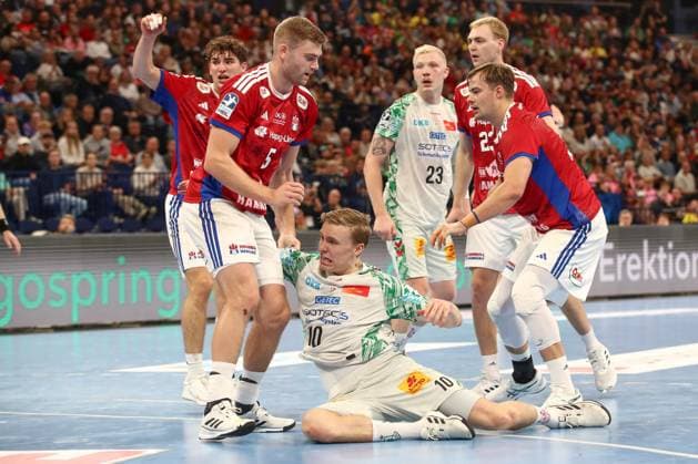 05 10 2025, xtgx, Handball Sport Verein SC Magdeburg v l Oliver Norlyk Hamburg, 5 , Gisli Thorgeir Kristjansson Magdeburg, 10 , Andreas Magaard Hamburg, 4 duel, duel, fight, tackle Hamburg