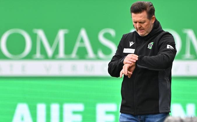 05 10 2025 Soccer Season 2025 2026 2 Soccer Bundesliga 08 Matchday SpVgg Greuther Fürth Kleeblatt Hannover 96 H96 Sportfoto Zink MeZi xmexzix DFL regulations prohibit any use of photographs as image sequences and or quasi video only for editorial use Christian Titz Trainer Hannover 96 blickt auf Uhr