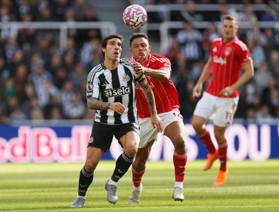 Newcastle United v Nottingham Forest - Premier League Sandro Tonali of Newcastle United and Dan Ndoye of Nottingham Forest challenge during the Premier League match between Newcastle United and Nottingham Forest at St James Park on October 5, 2025 in Newcastle upon Tyne, England. Newcastle upon Tyne St. James Park England United Kingdom Copyright: xRichardxSellers Sportsphoto APLx 14137328