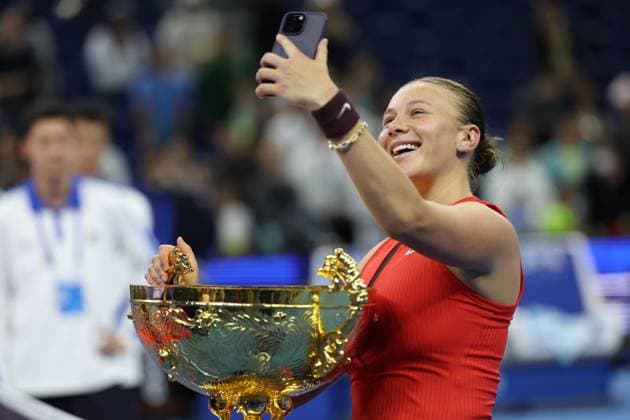 (251005) -- BEIJING, Oct. 5, 2025 -- Amanda Anisimova takes a selfie during the awarding ceremony after the women s singles final match between Amanda Anisimova of the United States and Linda Noskova of the Czech Republic at 2025 China Open tennis tournament in Beijing, China, Oct. 5, 2025. ) (SP)CHINA-BEIJING-TENNIS-CHINA OPEN-WOMEN S SINGLES-FINAL (CN) BaixXuefei 