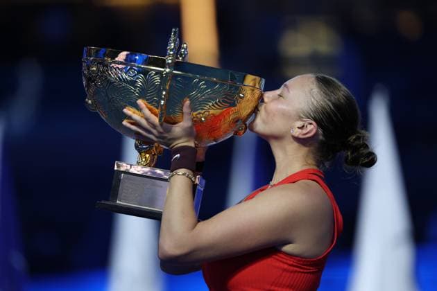 (251005) -- BEIJING, Oct. 5, 2025 -- Amanda Anisimova kisses the trophy during the awarding ceremony after the women s singles final match between Amanda Anisimova of the United States and Linda Noskova of the Czech Republic at 2025 China Open tennis tournament in Beijing, China, Oct. 5, 2025. ) (SP)CHINA-BEIJING-TENNIS-CHINA OPEN-WOMEN S SINGLES-FINAL (CN) BaixXuefei 