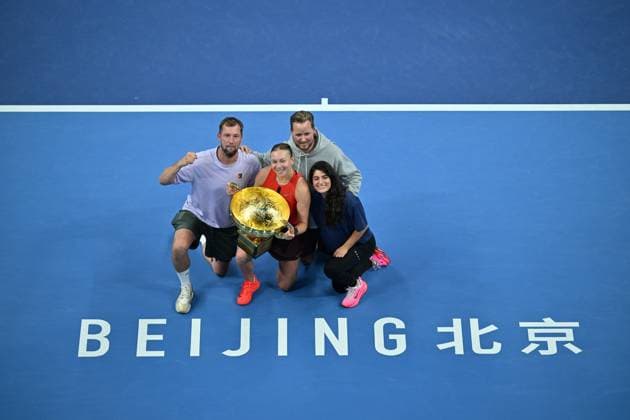 (251005) -- BEIJING, Oct. 5, 2025 -- Amanda Anisimova (2nd L) celebrates during the awarding ceremony after the women s singles final match between Amanda Anisimova of the United States and Linda Noskova of the Czech Republic at 2025 China Open tennis tournament in Beijing, China, Oct. 5, 2025. ) (SP)CHINA-BEIJING-TENNIS-CHINA OPEN-WOMEN S SINGLES-FINAL (CN) HuxJingwen 