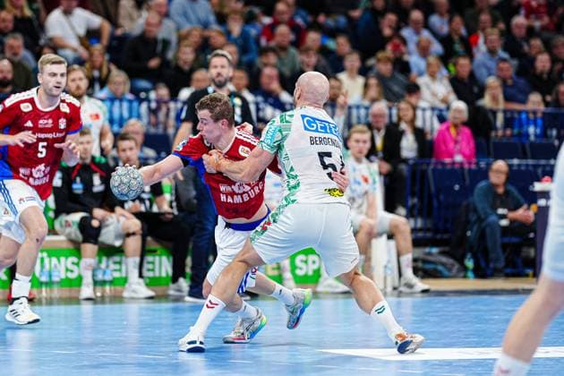Moritz Sauter Handball Sport Verein Hamburg, 33 , Oscar Bergendahl SC Magdeburg, 54 GER, Handball Sport Verein Hamburg vs SC Magdeburg, Handball, 1 Bundesliga, Matchday 7, Season 2025 2026, 05 10 2025 GER, Handball Sport Verein Hamburg vs SC Magdeburg, Handball, 1 Bundesliga, Matchday 7, Season 2025 2026, 05 10 2025 Hamburg Copyright: xEibner-Pressefoto MarcelxvonxFehrnx EP_MFN