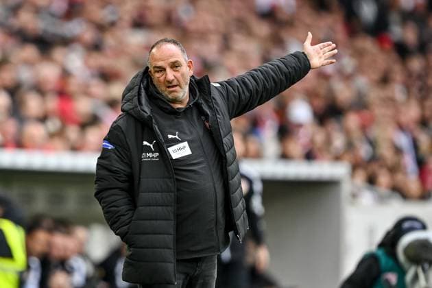 Trainer Frank Schmidt (1. FC Heidenheim 1846) gestikuliert, gestik waehrend des spiels der Bundesliga zwischen VfB Stuttgart und 1. FC Heidenheim 1846, MHPArena Stuttgart am 05. October 2025 in Stuttgart, Deutschland. (Foto von Harry Langer DeFodi Images) +++ Trainer Frank Schmidt (1. FC Heidenheim 1846) gestures during the Bundesliga match between VfB Stuttgart and 1. FC Heidenheim 1846 at MHPArena Stuttgart on October 5, 2025 in Stuttgart, Germany. (Photo by Harry Langer DeFodi Images) DFL regulations prohibit any use of photographs as image sequences and or quasi-video. (Photo by Harry Langer DeFodi Images) DFL regulations prohibit any use of photographs as image sequences and or quasi-video. Trainer Frank Schmidt 1 FC Heidenheim 1846 gestures, gestikelt waehrend des spiels der Bundesliga zwischen VfB Stuttgart und 1 FC Heidenheim 1846, MHPArena Stuttgart am 05 October 2025 in Stuttgart, Germany Photo by Harry Langer DeFodi Images Trainer Frank Schmidt 1 FC Heidenheim 1846 gestures during the Bundesliga match between VfB Stuttgart and 1 FC Heidenheim 1846 at MHPArena Stuttgart on October 5, 2025 in Stuttgart, Germany Photo by Harry Langer DeFodi Images DFL regulations prohibit any use of photographs as image sequences and or quasi video Photo by Harry Langer DeFodi Images DFL regulations prohibit any use of photographs as image sequences and or quasi video