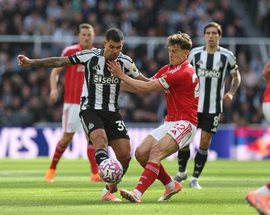 Newcastle Upon Tyne, England, 5th October 2025. Bruno Guimaraes (L) of Newcastle United in action with Ryan Yates of Nottingham Forest during the Newcastle United vs Nottingham Forest Premier League match at St. James Park, Newcastle Upon Tyne. Picture credit should read: Nigel Roddis Sportimage EDITORIAL USE ONLY. No use with unauthorised audio, video, data, fixture lists, club league logos or live services. Online in-match use limited to 120 images, no video emulation. No use in betting, games or single club league player publications. SPI_014_NR_NEWC_NOTT SPI-4199-0014
