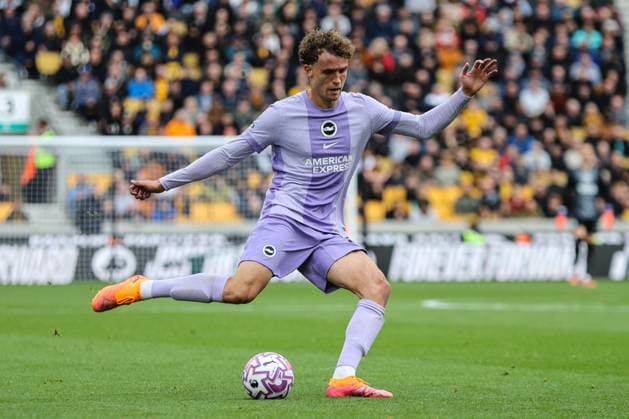 Mats Wieffer (27 Brighton) crosses the ball during the Premier League football match between Wolverhampton Wanderers and Brighton and Hove Albion at Molineux stadium in Wolverhampton, England Copyright: xNataliexMincher SPPx Sportspressphoto_SPR38424
