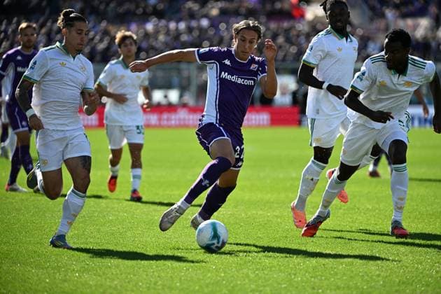 October 5, 2025, Firenze, Italy: Fiorentina s midfielder Jacopo Fazzini (C) in action during the Italian serie A soccer match ACF Fiorentina vs AS Roma at Artemio Franchi Stadium in Florence, Italy, 5 October 2025.ANSA CLAUDIO GIOVANNINI. Serie A - Fiorentina Vs Roma  - ZUMAa110 20251005_zaf_a110_038 Copyright: xClaudioxGiovanninix