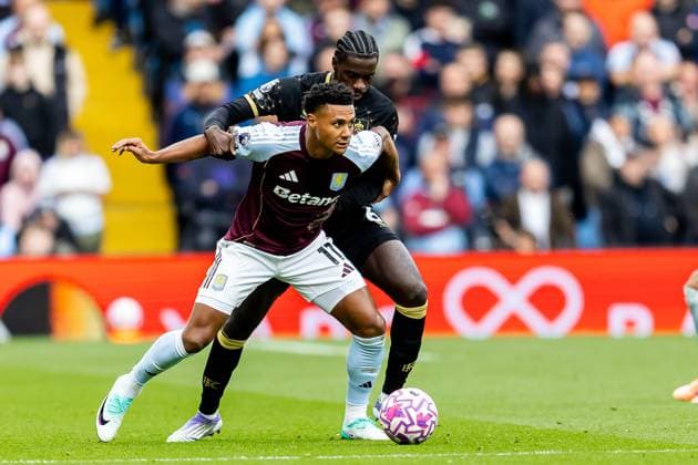 Aston Villa v Burnley Premier League 05 10 2025. Aston Villa forward Ollie Watkins (11) battles for possession during the Premier League match between Aston Villa and Burnley at Villa Park, Birmingham, England on 5 October 2025. Birmingham Villa Park West Midlands England Editorial use only DataCo restrictions apply See www.football-dataco.com , Copyright: xManjitxNarotrax PSI-23003-0023
