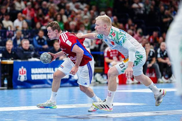 Moritz Sauter Handball Sport Verein Hamburg, 33 , Magnus Saugstrup SC Magdeburg, 23 GER, Handball Sport Verein Hamburg vs SC Magdeburg, Handball, 1 Bundesliga, Matchday 7, Season 2025 2026, 05 10 2025 GER, Handball Sport Verein Hamburg vs SC Magdeburg, Handball, 1 Bundesliga, Matchday 7, Season 2025 2026, 05 10 2025 Hamburg Copyright: xEibner-Pressefoto MarcelxvonxFehrnx EP_MFN