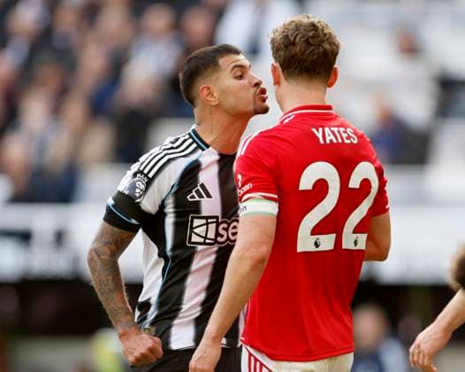 Newcastle United v Nottingham Forest - Premier League Bruno Guimaraes of Newcastle United and Ryan Yates of Nottingham Forest in incident during the Premier League match between Newcastle United and Nottingham Forest at St James Park on October 5, 2025 in Newcastle upon Tyne, England. Newcastle upon Tyne St. James Park England United Kingdom Copyright: xRichardxSellers Sportsphoto APLx 14137329