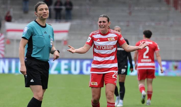 Antonia Halverkamps scolds referee Angelika Söder Sport Football Soccer Womens Bundesliga 5 Matchday Season 2025 2026 05 10 2025 1 FC Union Berlin vs SC Freiburg SCF DFL regulations prohibit any use of photographs as image sequences and or quasi video