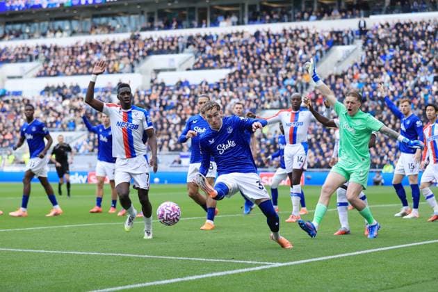 Fußball Premier League Everton gegen Crystal Palace 5. Oktober 2025 Premier League Everton gegen Crystal Palace James Garner von Everton klärt die Gefahr Foto Simon Stacpoole Abseits Liverpool UK  Copyright: xSimonxStacpoolexOffside