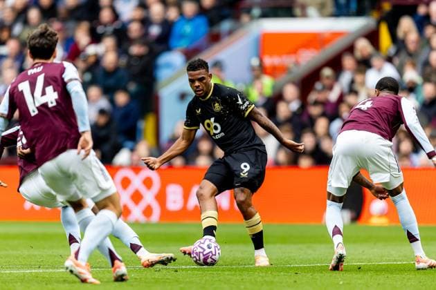 Aston Villa v Burnley Premier League 05 10 2025. Burnley forward Lyle Foster (9) plays a pass during the Premier League match between Aston Villa and Burnley at Villa Park, Birmingham, England on 5 October 2025. Birmingham Villa Park West Midlands England Editorial use only DataCo restrictions apply See www.football-dataco.com , Copyright: xManjitxNarotrax PSI-23003-0037