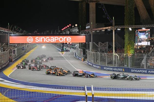 (251005) -- SINGAPORE, Oct. 5, 2025 -- Drivers compete during the Formula One Singapore Grand Prix night race in Singapore, Oct. 5, 2025. (Photo by Xinhua) (SP)SINGAPORE-F1-SINGAPORE GRAND PRIX 2025-NIGHT RACE ThenxChihxWey 