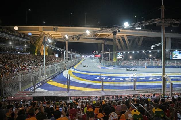(251005) -- SINGAPORE, Oct. 5, 2025 -- Drivers compete during the Formula One Singapore Grand Prix night race in Singapore, Oct. 5, 2025. (Photo by Xinhua) (SP)SINGAPORE-F1-SINGAPORE GRAND PRIX 2025-NIGHT RACE ThenxChihxWey 