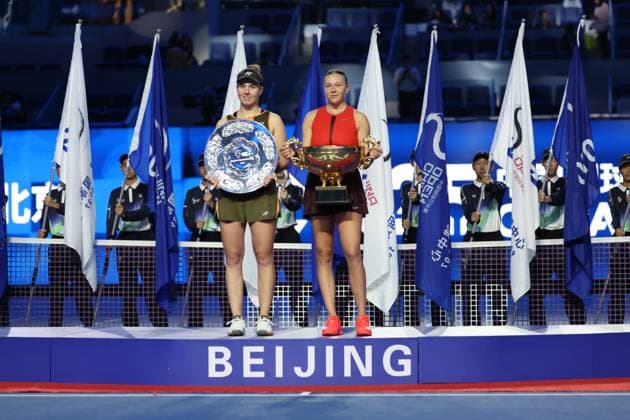(251005) -- BEIJING, Oct. 5, 2025 -- Winner Amanda Anisimova (R) and runner-up Linda Noskova pose for photos during the awarding ceremony after the women s singles final match between Amanda Anisimova of the United States and Linda Noskova of the Czech Republic at 2025 China Open tennis tournament in Beijing, China, Oct. 5, 2025. ) (SP)CHINA-BEIJING-TENNIS-CHINA OPEN-WOMEN S SINGLES-FINAL (CN) BaixXuefei 