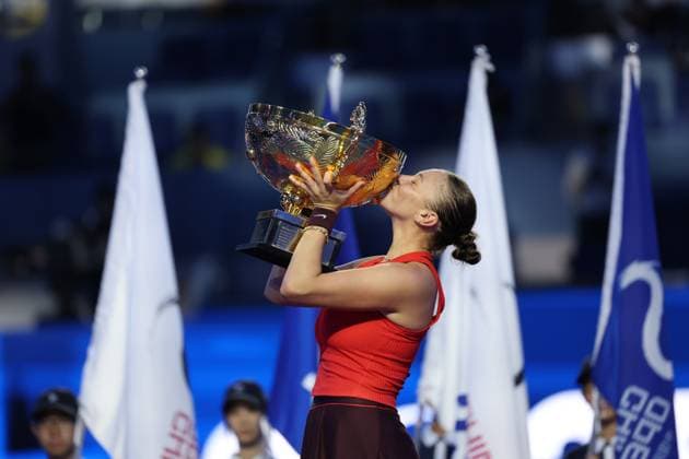 (251005) -- BEIJING, Oct. 5, 2025 -- Amanda Anisimova kisses the trophy during the awarding ceremony after the women s singles final match between Amanda Anisimova of the United States and Linda Noskova of the Czech Republic at 2025 China Open tennis tournament in Beijing, China, Oct. 5, 2025. ) (SP)CHINA-BEIJING-TENNIS-CHINA OPEN-WOMEN S SINGLES-FINAL (CN) BaixXuefei 