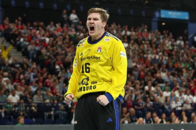 05 10 2025, xtgx, Handball Sport Verein SC Magdeburg v l Robin Paulsen Haug Hamburg, 16 cheers over held ball, defended, held, Torhueter Hamburg