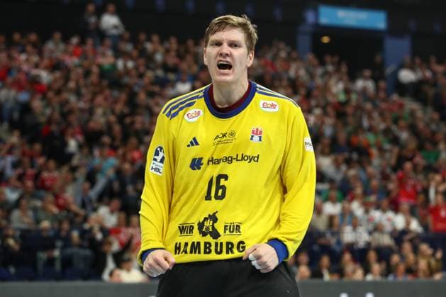 05 10 2025, xtgx, Handball Sport Verein SC Magdeburg v l Robin Paulsen Haug Hamburg, 16 cheers over held ball, defended, held, Torhueter Hamburg