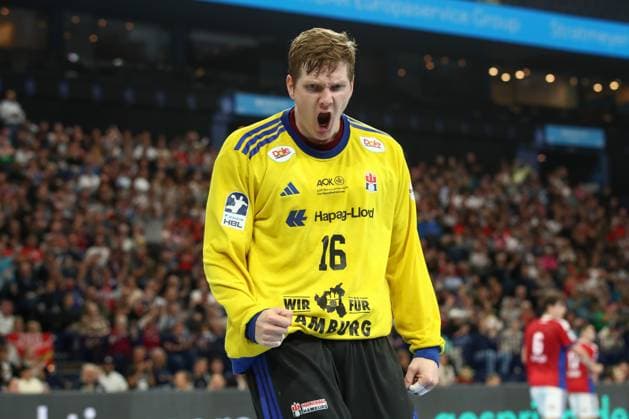 05 10 2025, xtgx, Handball Sport Verein SC Magdeburg v l Robin Paulsen Haug Hamburg, 16 cheers over held ball, defended, held, Torhueter Hamburg