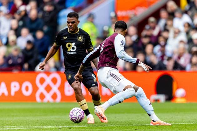 Aston Villa v Burnley Premier League 05 10 2025. Burnley forward Lyle Foster (9) runs forward during the Premier League match between Aston Villa and Burnley at Villa Park, Birmingham, England on 5 October 2025. Birmingham Villa Park West Midlands England Editorial use only DataCo restrictions apply See www.football-dataco.com , Copyright: xManjitxNarotrax PSI-23003-0036