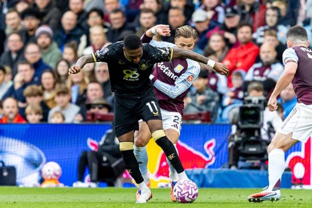 Aston Villa v Burnley Premier League 05 10 2025. Burnley forward Jaidon Anthony (11) battles for possession during the Premier League match between Aston Villa and Burnley at Villa Park, Birmingham, England on 5 October 2025. Birmingham Villa Park West Midlands England Editorial use only DataCo restrictions apply See www.football-dataco.com , Copyright: xManjitxNarotrax PSI-23003-0039