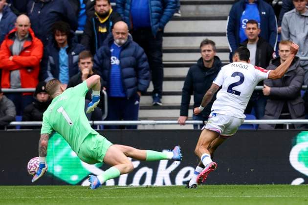 Everton v Crystal Palace - Premier League Daniel Munoz of Crystal Palace scores 1st goal past Jordan Pickford, goalkeeper of Everton during the Premier League match between Everton and Crystal Palace at Hill Dickinson Stadium on October 5, 2025 in Liverpool, England. Liverpool Hill Dickinson Stadium England United Kingdom Copyright: xEdxSykes Sportsphoto APLx 14137335