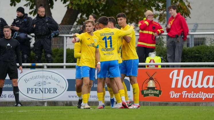 Soccer, Men, Season 2025 2026, Regionalliga Nordost, Matchday 11, FSV 63 Luckenwalde vs FC Carl Zeiss Jena, Saturday 05 10 2025, Werner Seelenbinder Stadion Luckenwalde, In the picture cheers at FSV 63 Luckenwalde after the equalizer to 1 1 Brandenburg Germany