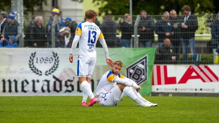 Soccer, Men, Season 2025 2026, Regionalliga Nordost, Matchday 11, FSV 63 Luckenwalde vs FC Carl Zeiss Jena, Saturday 05 10 2025, Werner Seelenbinder Stadion Luckenwalde, In the picture disappointment at FC Carl Zeiss Jena after the final whistle around Paul Krämer l and Maxim Hessel r Brandenburg Germany