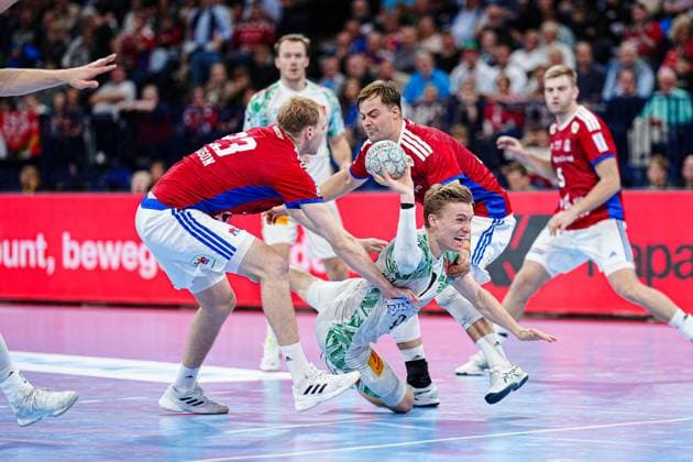 Einar Olafsson Handball Sport Verein Hamburg, 23 , Gisli Kristjansson SC Magdeburg, 10 , Andreas Magaard Handball Sport Verein Hamburg, 04 GER, Handball Sport Verein Hamburg vs SC Magdeburg, Handball, 1 Bundesliga, Matchday 7, Season 2025 2026, 05 10 2025 GER, Handball Sport Verein Hamburg vs SC Magdeburg, Handball, 1 Bundesliga, Matchday 7, Season 2025 2026, 05 10 2025 Hamburg Copyright: xEibner-Pressefoto MarcelxvonxFehrnx EP_MFN