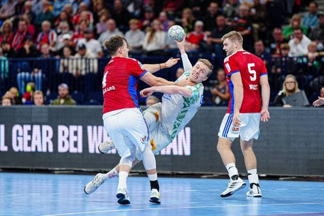 Andreas Magaard Handball Sport Verein Hamburg, 04 , Gisli Kristjansson SC Magdeburg, 10 GER, Handball Sport Verein Hamburg vs SC Magdeburg, Handball, 1 Bundesliga, Matchday 7, Season 2025 2026, 05 10 2025 GER, Handball Sport Verein Hamburg vs SC Magdeburg, Handball, 1 Bundesliga, Matchday 7, Season 2025 2026, 05 10 2025 Hamburg Copyright: xEibner-Pressefoto MarcelxvonxFehrnx EP_MFN