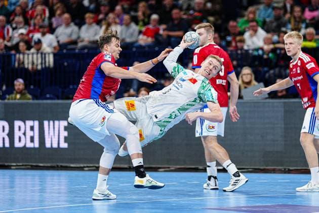 Andreas Magaard Handball Sport Verein Hamburg, 04 , Gisli Kristjansson SC Magdeburg, 10 GER, Handball Sport Verein Hamburg vs SC Magdeburg, Handball, 1 Bundesliga, Matchday 7, Season 2025 2026, 05 10 2025 GER, Handball Sport Verein Hamburg vs SC Magdeburg, Handball, 1 Bundesliga, Matchday 7, Season 2025 2026, 05 10 2025 Hamburg Copyright: xEibner-Pressefoto MarcelxvonxFehrnx EP_MFN