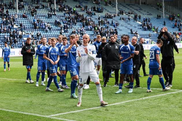 Goalkeeper Dominik Reimann 1 FC Magdeburg,1 with his teammates after the match in front of the fan block 2 Soccer Bundesliga Season 2025 2026 1 FC Magdeburg vs SV 07 Elversberg at the Avnet Arena in Magdeburg Action,Soccer,Man,Men,Germany,05 10 2025