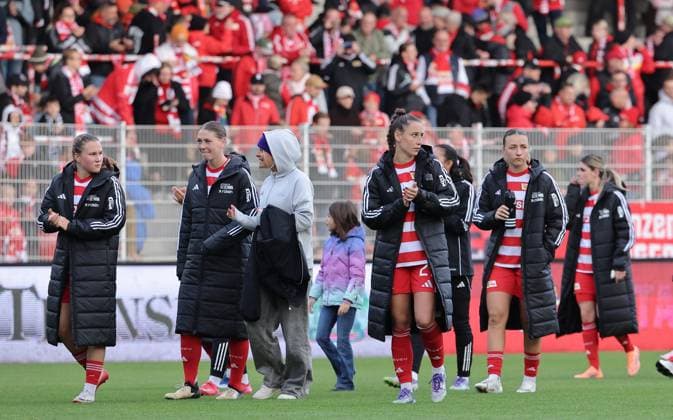 Union team disappointed at the lap of honor after the end of the match Disappointment Sport Football Soccer Womens Bundesliga 5 Matchday Season 2025 2026 05 10 2025 1 FC Union Berlin vs SC Freiburg SCF DFL regulations prohibit any use of photographs as image sequences and or quasi video