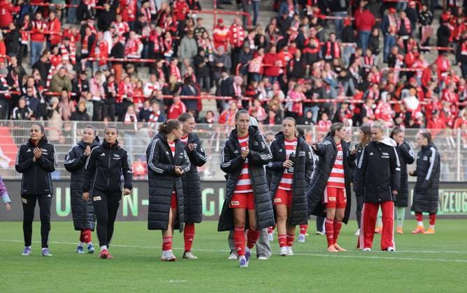 Union team disappointed at the lap of honor after the end of the match Disappointment Sport Football Soccer Womens Bundesliga 5 Matchday Season 2025 2026 05 10 2025 1 FC Union Berlin vs SC Freiburg SCF DFL regulations prohibit any use of photographs as image sequences and or quasi video