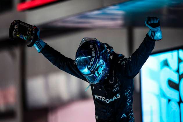 F1 - SINGAPORE GRAND PRIX 2025 RUSSELL George (gbr), Mercedes AMG F1 Team W16, celebrates his win during the 2025 Formula 1 Singapore Grand Prix, 18th round of the 2025 FIA Formula One World Championship, WM, Weltmeisterschaft from October 3 to 5, 2025 on the Marina Bay Street Circuit, in Singapore - SingaporeSingapore  Copyright: xXavixBonillax