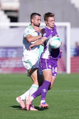 Roma™s Bryan Cristante Fiorentina™s Hans Nicolussi Caviglia during the Serie A EniLive soccer match between Fiorentina and Roma at the Artemio Franchi stadium in Florence, Italy - Sunday October 5, 2025 - Soccer ( Photo by Alfredo Falcone LaPresse )  Copyright: xAlfredoxFalcone LaPressex
