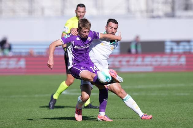 Roma™s Bryan Cristante Fiorentina™s Hans Nicolussi Caviglia during the Serie A EniLive soccer match between Fiorentina and Roma at the Artemio Franchi stadium in Florence, Italy - Sunday October 5, 2025 - Soccer ( Photo by Alfredo Falcone LaPresse )  Copyright: xAlfredoxFalcone LaPressex